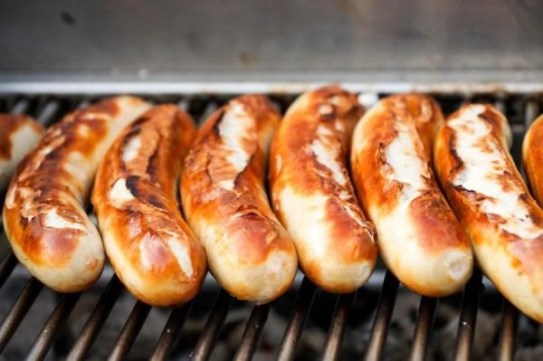 Bratwürste auf dem Grill