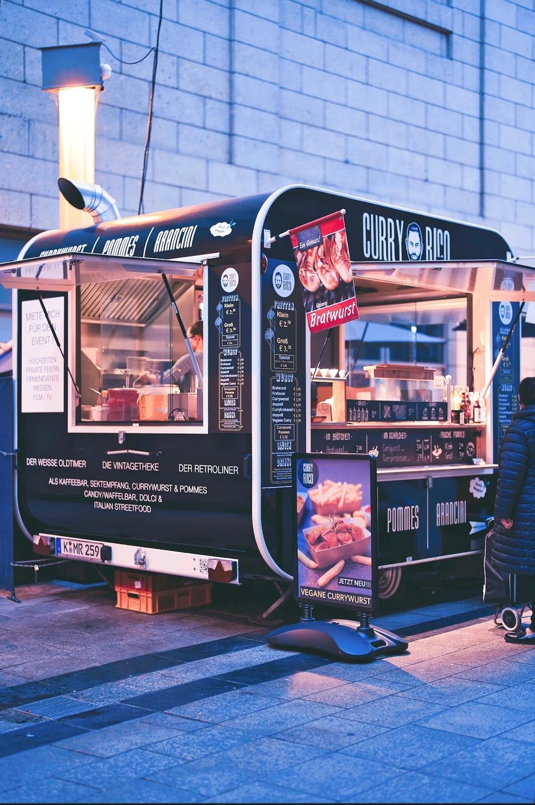 Curry Rico Foodtruck am Abend in Köln