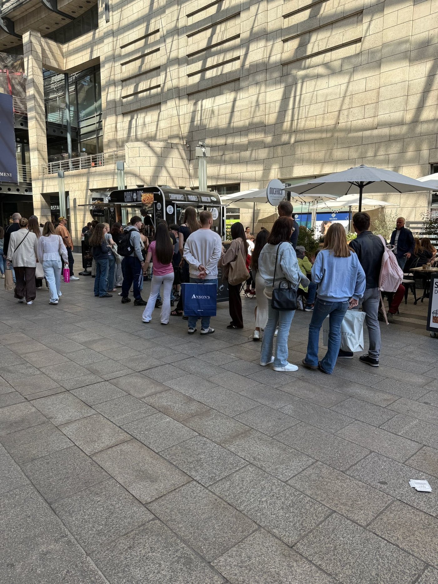 Besucher auf einem Streetfood-Markt