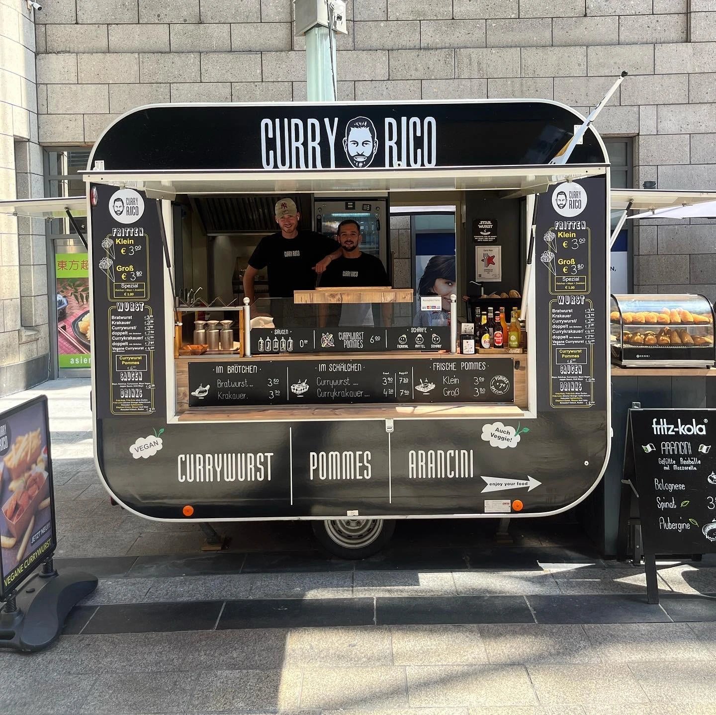 Curry Rico Foodtruck mit geöffneter Klappe